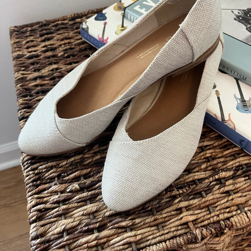 Toms Cream Ballet Flats Elegant Minimalist Design